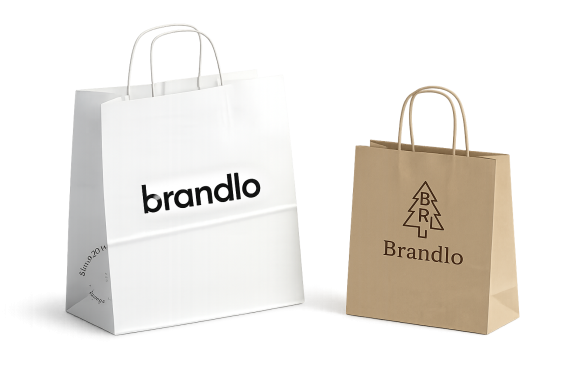 Bedruckte Papiertüten und Servietten mit Branding für ein einheitliches Gastro-Erscheinungsbild.