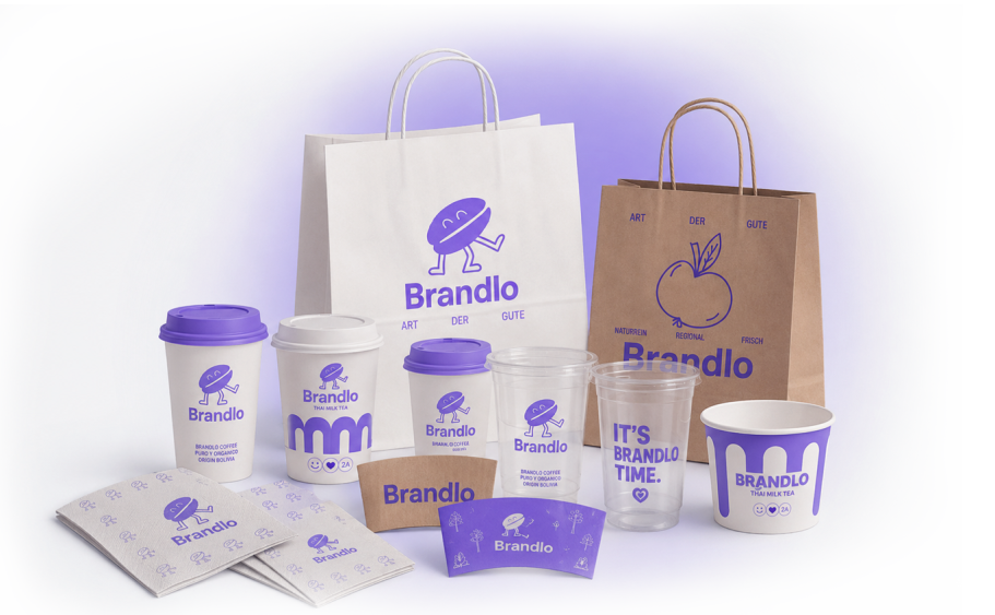 Sortiment an individuell bedruckten Gastronomie-Verpackungen: Kaffeebecher, Papiertüten und Eisbecher mit Brandlo Logo.